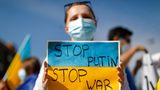 "Stop Putin – Stop War", steht auf den Plakaten bei Demonstrierenden