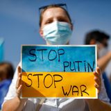 "Stop Putin – Stop War", steht auf den Plakaten bei Demonstrierenden
