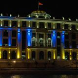 Das Gebäude des Außenministeriums in Skopje erstrahlt in den ukrainischen Nationalfarben