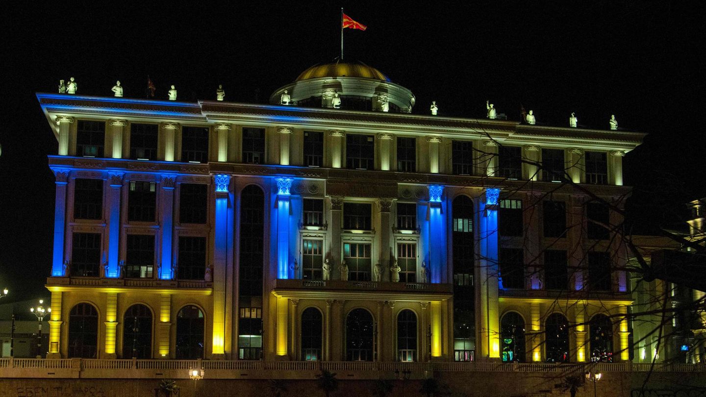 Das Gebäude des Außenministeriums in Skopje erstrahlt in den ukrainischen Nationalfarben