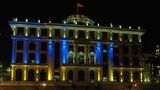 Das Gebäude des Außenministeriums in Skopje erstrahlt in den ukrainischen Nationalfarben