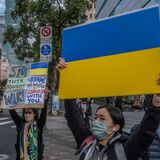 Demonstrierende zeigen Plakate vor dem Repräsentanzbüro der Koordinierungskommission Moskau-Taipeh