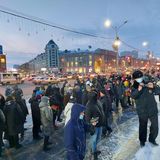 Auch in anderen Städten Russlands gab es Proteste. In Nowosibirsk verliefen sie zunächst ohne das Eingreifen der Polizei. Einige Beamte nahmen sich die Zeit, die Demonstration zu filmen und mit ihr im Hintergrund zu posieren, wie hier auf dem Bild zu sehen ist. 