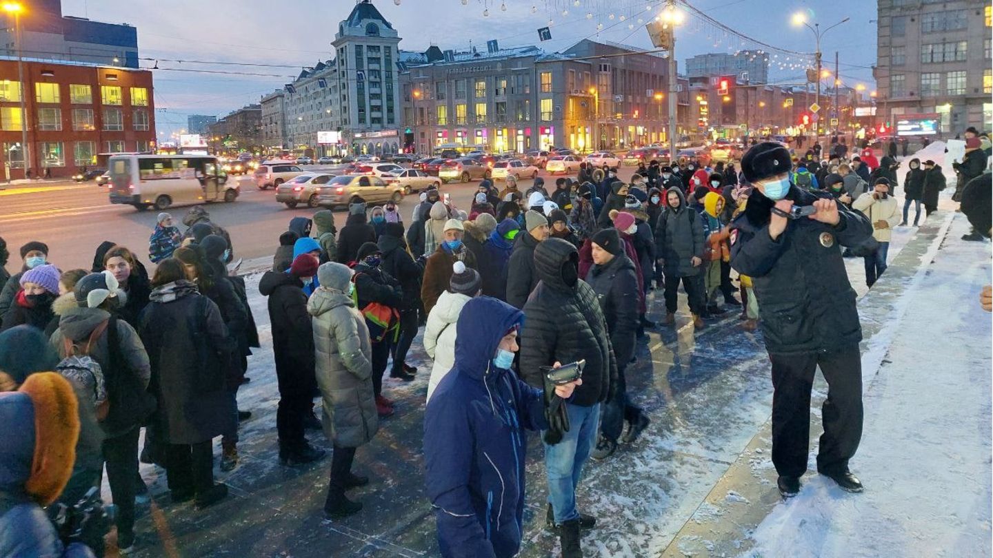 Auch in anderen Städten Russlands gab es Proteste. In Nowosibirsk verliefen sie zunächst ohne das Eingreifen der Polizei. Einige Beamte nahmen sich die Zeit, die Demonstration zu filmen und mit ihr im Hintergrund zu posieren, wie hier auf dem Bild zu sehen ist. 