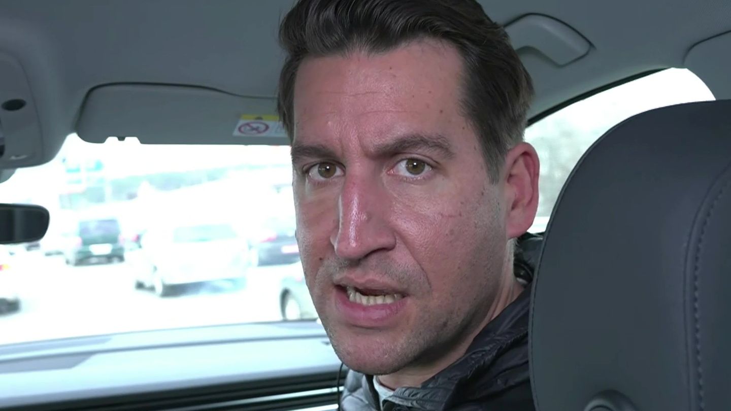 Ukraine War: Reporter turns live from car while fleeing Kiev