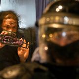 St. Petersburg: Ein festgenommener Demonstrant zeigt ein Schild mit der Aufschrift "Kein Krieg" aus einem Polizeibus.