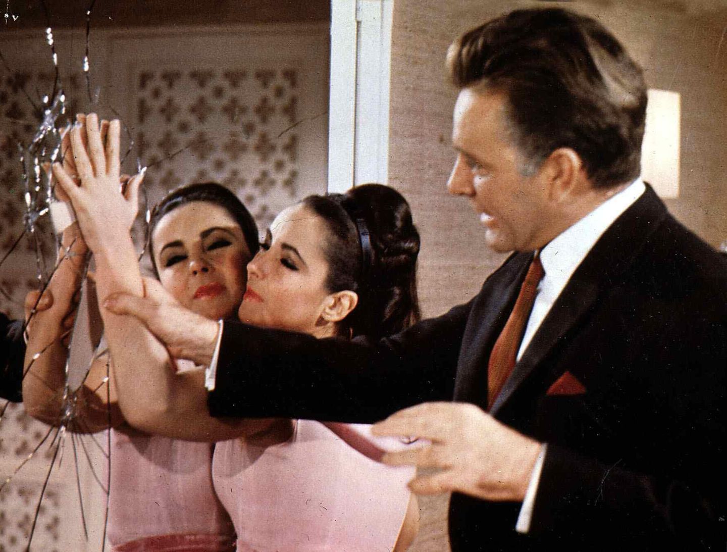Durch das Interesse der Boulevardpresse angeheizt, wurden Taylor und Burton zu dem Filmpaar der 60er Jahre. In den nächsten Jahren wurden sämtliche Filme, in denen beide gemeinsam vor der Kamera standen, zu Kassenschlagern. In "Hotel International" spielen beide 1963 ein kriselndes Ehepaar. Die exzessiven Streitereien, die beide vor der Kamera gespielt haben, sollen sie auch im Privatleben ausgefochten haben. 