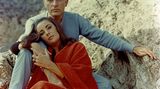 Doch das Paar hielt dem öffentlichen Druck stand: 1964 heiratete die beiden, nur eine Woche nach Taylors Scheidung von Eddie Fisher. Die Ehe hielt zehn Jahre, doch ein Jahr nach dem Eheaus gaben sich Liz Taylor und Richard Burton 1975 ein zweites Mal das Jawort. Diesmal hielt die Beziehung jedoch kein Jahr. 