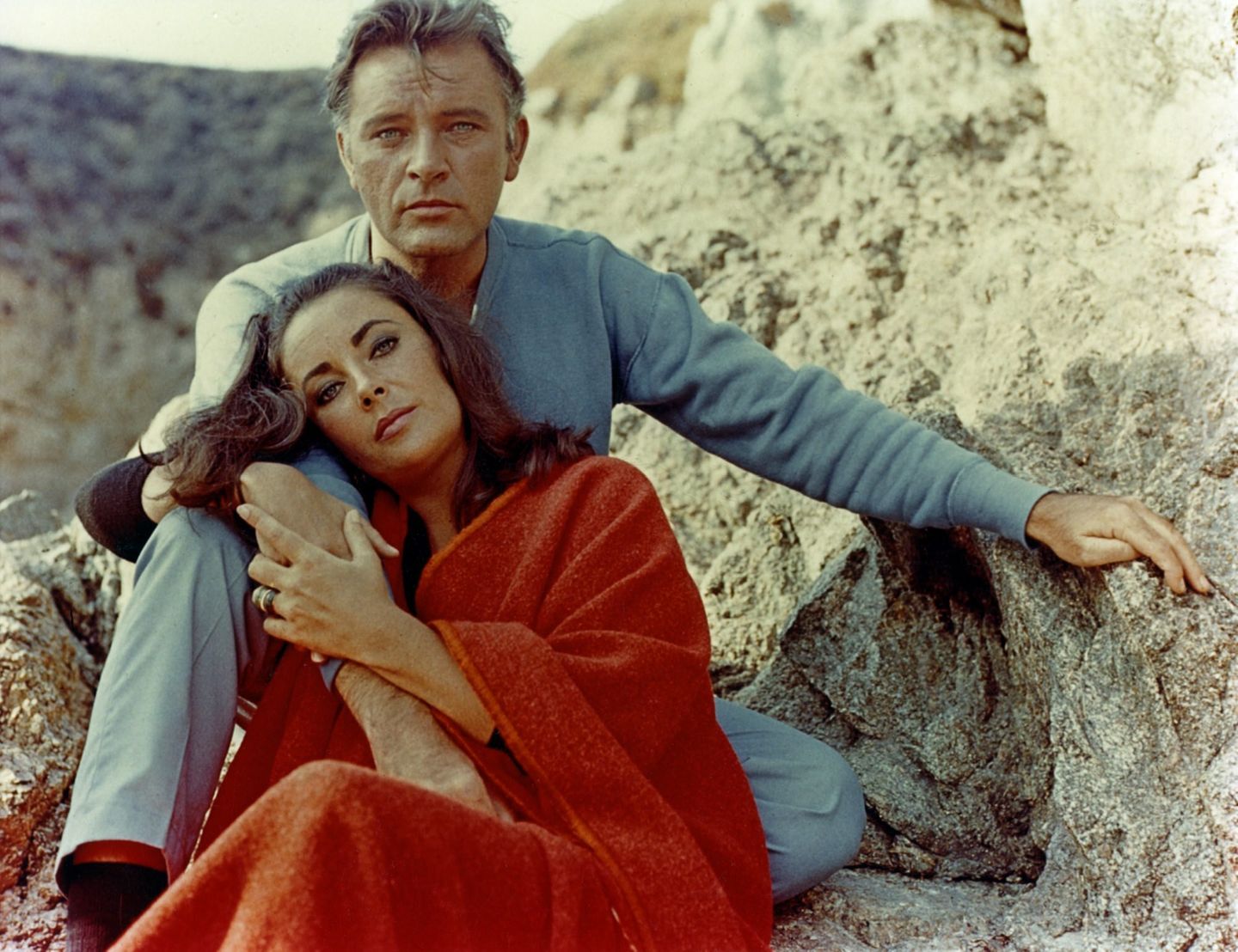 Doch das Paar hielt dem öffentlichen Druck stand: 1964 heiratete die beiden, nur eine Woche nach Taylors Scheidung von Eddie Fisher. Die Ehe hielt zehn Jahre, doch ein Jahr nach dem Eheaus gaben sich Liz Taylor und Richard Burton 1975 ein zweites Mal das Jawort. Diesmal hielt die Beziehung jedoch kein Jahr. 