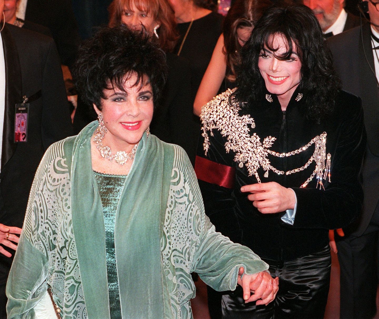 90. Geburtstag: Elizabeth Taylor hatte viele gute Freunde, so war sie bis zu seinem Tod mit dem Schauspieler Montgomery Clift befreundet, mit dem sie seit 1951 "Ein Platz an der Sonne" gedreht hatte. Bei den Dreharbeiten zu dem Film "Giganten" lernte die Schauspielerin 1956 Rock Hudson kennen. Über ihre lebenslange Freundschaft mit dem an Aids verstorbenen Star kam Taylor zu ihrem Engagement für die Aids-Hilfe, für das sie 1999 von Queen Elizabeth II. in den Adelsstand erhoben wurde. Die letzten zweieinhalb Jahrzehnte ihres Lebens war Liz Taylor zudem auch mit Popsänger Michael Jackson befreundet. Die Filmdiva wohnte 2009 seiner Beisetzung im Rollstuhl bei. Gut zwei Jahre später, am 23. März 2011, wurde sie auf dem gleichen Friedhof beerdigt, dem Forest Lawn Memorial Park. Elizabeth Taylor hatte viele gute Freunde, so war sie bis zu seinem Tod mit dem Schauspieler Montgomery Clift befreundet, mit dem sie seit 1951 "Ein Platz an der Sonne" gedreht hatte. Bei den Dreharbeiten zu dem Film "Giganten" lernte die Schauspielerin 1956 Rock Hudson kennen. Über ihre lebenslange Freundschaft mit dem an Aids verstorbenen Star kam Taylor zu ihrem Engagement für die Aids-Hilfe, für das sie 1999 von Queen Elizabeth II. in den Adelsstand erhoben wurde. Die letzten zweieinhalb Jahrzehnte ihres Lebens war Liz Taylor zudem auch mit Popsänger Michael Jackson befreundet. Die Filmdiva wohnte 2009 seiner Beisetzung im Rollstuhl bei. Gut zwei Jahre später, am 23. März 2011, wurde sie auf dem gleichen Friedhof beerdigt, dem Forest Lawn Memorial Park.