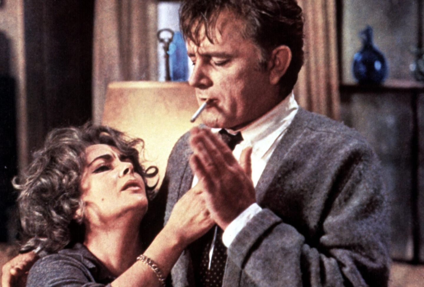 Auch dieser Film ähnelt der wahren Ehe von Elizabeth Taylor und Richard Burton: In "Wer hat Angst vor Virginia Woolf?" spielen sie ein entfremdetes Ehepaar, deren lange angestaute Frustrationen sich unter dem Einfluss von Alkohol hemmungslos entlädt. Taylor bekam dafür ihren zweiten Oscar als beste Hauptdarstellerin. Die Parallelen zwischen Film und Realität waren jedoch größer, als vielen bewusst war: Durch Burton wurde Taylor Alkoholikerin, in den 1980er Jahren machte sie zwei Entziehungskuren im Betty Ford Center.
