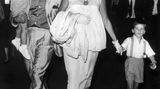 Neben ihren künstlerischen Leistungen sorgte Elizabeth Taylor immer wieder mit ihrem Privatleben für Schlagzeilen. Insgesamt acht Mal war sie verheiratet. Das Foto zeigt die Schauspielerin mit ihrem dritter Ehemann, dem Filmproduzent Mike Todd, sowie den beiden Söhnen Michael und Christopher, die aus ihrer zweiten Ehe mit dem britischen Schauspieler Michael Wilding stammen. Todd verstarb 1858 nur ein Jahr nach der Hochzeit bei einem Flugzeugunfall, aus ihrer Beziehung ging die 1957 geborene Tochter Elizabeth "Liza" Frances hervor.