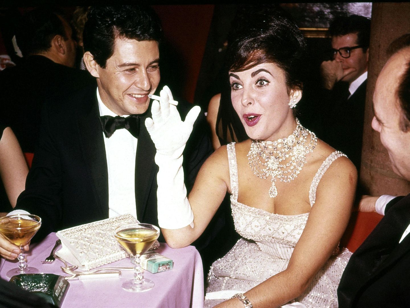 90. Geburtstag: Taylor blieb nicht lange allein, ein Jahr nach Todds Tod ehelichte sie den bekannten Sänger Eddie Fisher, ein Freund ihres verstorbenen Ehemannes. Der war eigentlich mit der Schauspielerin Debbie Reynolds verheiratet und hatte mit ihr zwei kleine Kinder bekommen, darunter die später als Prinzessin Leia weltbekannt gewordene Carrie Fisher. Doch 1959 trennte er sich von Reynolds und nahm Liz Taylor zur Frau. Die Ehe hielt fünf Jahre, doch dann erlebte Fisher das gleiche Schicksal wie Debbie Reynolds: Er wurde ersetzt. Taylor blieb nicht lange allein, ein Jahr nach Todds Tod ehelichte sie den bekannten Sänger Eddie Fisher, ein Freund ihres verstorbenen Ehemannes. Der war eigentlich mit der Schauspielerin Debbie Reynolds verheiratet und hatte mit ihr zwei kleine Kinder bekommen, darunter die später als Prinzessin Leia weltbekannt gewordene Carrie Fisher. Doch 1959 trennte er sich von Reynolds und nahm Liz Taylor zur Frau. Die Ehe hielt fünf Jahre, doch dann erlebte Fisher das gleiche Schicksal wie Debbie Reynolds: Er wurde ersetzt.