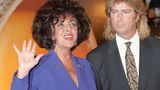 Er war ihr letzter Ehemann, doch auch diese Beziehung hielt nicht: Von 1991 bis 1995 war Taylor die Ehefrau des Bauarbeiters Larry Fortensky. Zuvor war sie von 1976 bis 1982 mit dem republikanischen Politiker John Warner verheiratet.