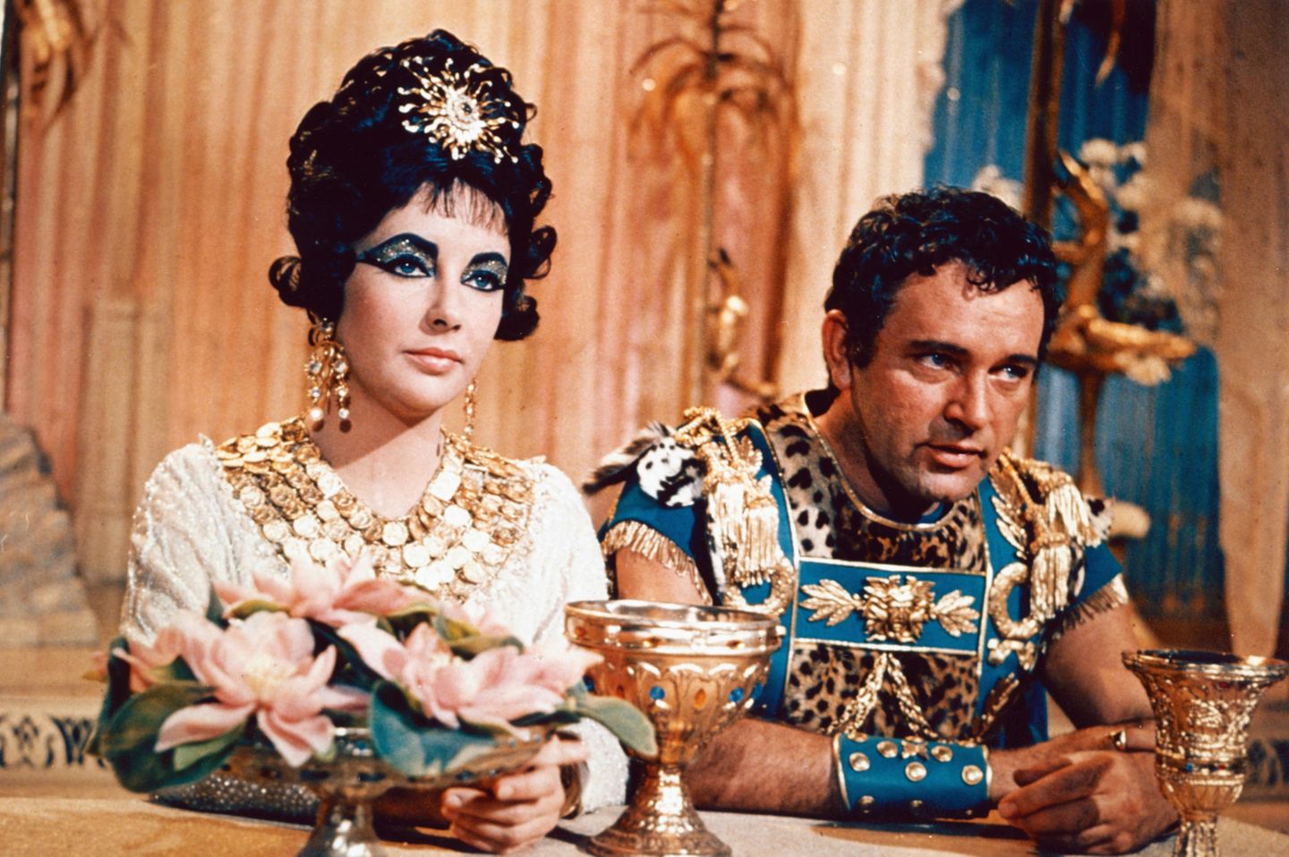 Denn während der Dreharbeiten zu dem Monumentalfilm "Cleopatra" verliebte sich Taylor 1961 in den zu dem Zeitpunkt ebenfalls verheirateten Schauspieler Richard Burton. Ihre Affäre sorgte für einen beispiellosen Skandal. Sogar der damalige Papst Johannes XXIII. kritisierte Taylor öffentlich. Die republikanische Abgeordnete Iris Blitch wollte dem Paar nach Abschluss der Dreharbeiten sogar die Wiedereinreise in die USA verwehren.
