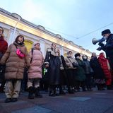 Sankt Petersburg: Die Demonstranten bilden eine friedliche Kette des Protests. Die Polizei versucht sie zunächst mit Aufrufen zum Entfernen zu bewegen. 