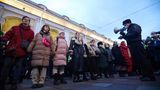 Sankt Petersburg: Die Demonstranten bilden eine friedliche Kette des Protests. Die Polizei versucht sie zunächst mit Aufrufen zum Entfernen zu bewegen. 