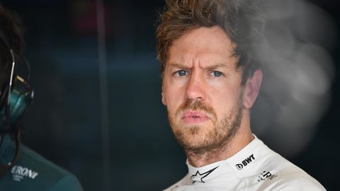 Aston-Martin-Fahrer Sebastian Vettel runzelt die Stirn und schaut besorgt