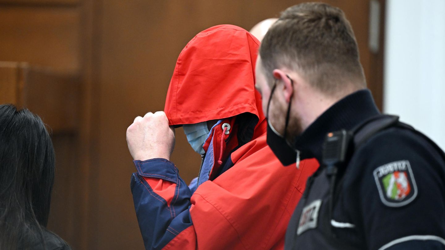 Der angeklagte katholische Priester wird in den Gerichtssaal geführt