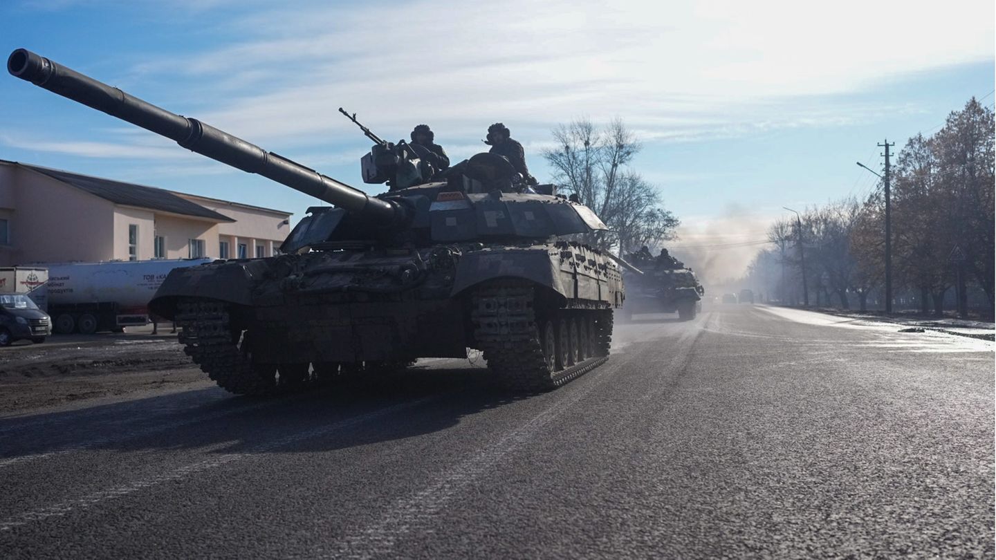 Ukrainische Panzer fahren in den Einsatz.