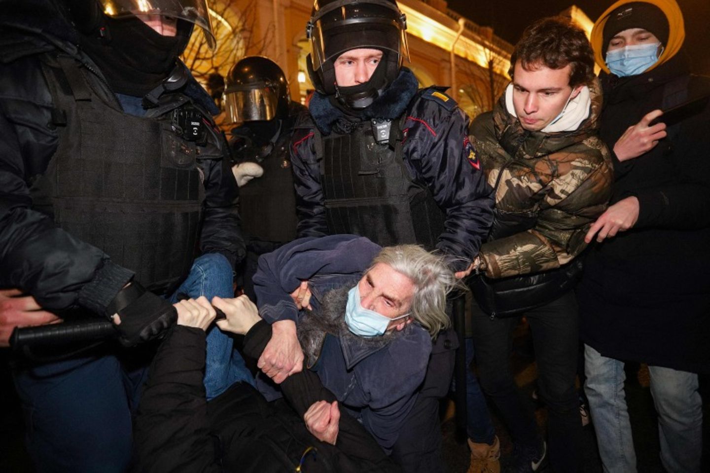Sankt Petersburg: Mehrere Männer wehren sich gegen ihre Festnahme