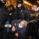 Sankt Petersburg: Mehrere Männer wehren sich gegen ihre Festnahme