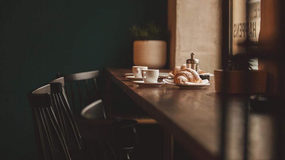 Croissants und Kaffee auf einem Tisch