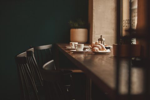 Croissants und Kaffee auf einem Tisch