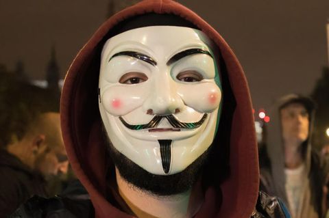 Ein Demonstrant mit Guy-Fawkes-Maske. Anonymous hat mehrere Angriffe auf russische Websites durchgeführt.