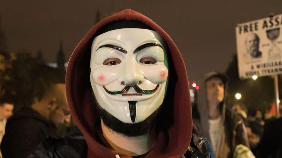 Ein Demonstrant mit Guy-Fawkes-Maske. Anonymous hat mehrere Angriffe auf russische Websites durchgeführt.
