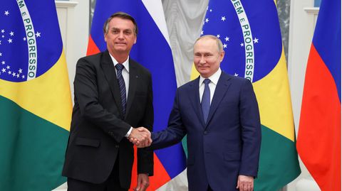 Brasiliens Präsident Jair Bolsonaro und Wladimir Putin bei einem Treffen im Februar 2022 im Kreml ind Moskau, Russland