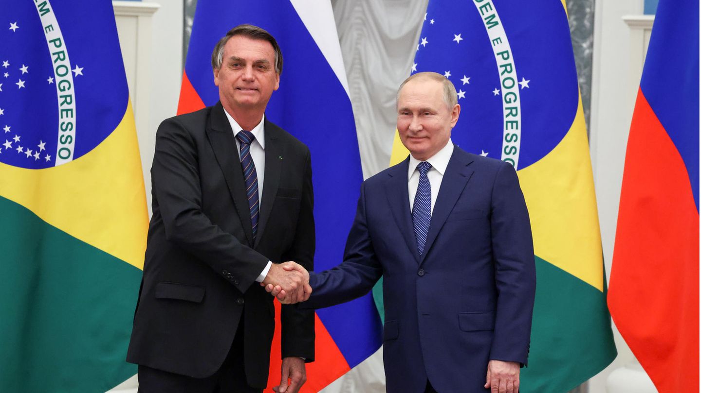 Ukraine-Krise: Brasiliens Präsident Jair Bolsonaro und Wladimir Putin bei einem Treffen im Februar 2022 im Kreml ind Moskau, Russland Brasiliens Präsident Jair Bolsonaro und Wladimir Putin bei einem Treffen im Februar 2022 im Kreml ind Moskau, Russland