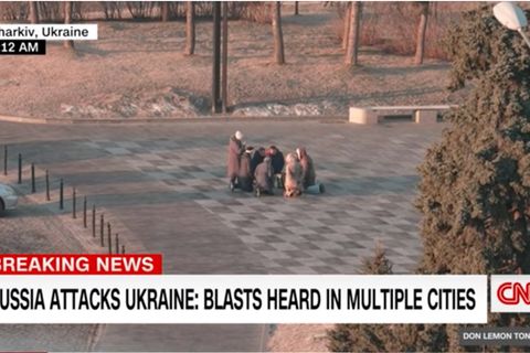 Menschen beten in der Ukraine