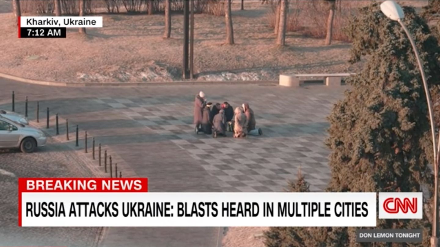 Menschen beten in der Ukraine