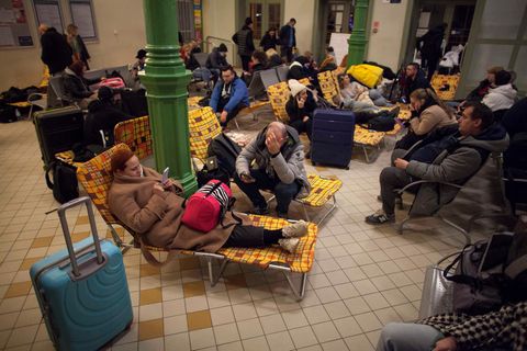 Geflüchtete aus der Ukraine sind nach der Invasion Russlands in Polen angekommen und suchen in einem Bahnhof Schutz.