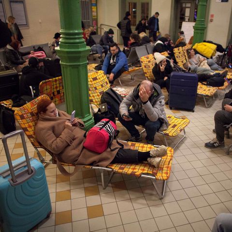 Geflüchtete aus der Ukraine sind nach der Invasion Russlands in Polen angekommen und suchen in einem Bahnhof Schutz.