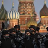 Schon am frühen Abend hatten Sicherheitskräfte den Roten Platz im Moskau blockiert, um Proteste direkt vor den Mauern des Kreml zu verhindern.