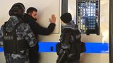 Ein Mann wird durchsucht. In Moskau waren zwischen 100 und 2000 Demonstranten versammelt. 