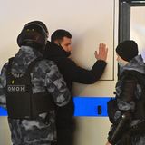 Ein Mann wird durchsucht. In Moskau waren zwischen 100 und 2000 Demonstranten versammelt. 