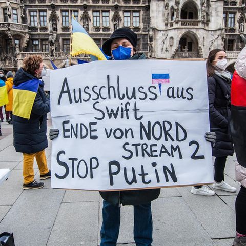 Auch diese Demonstrantin in München fordert einen Ausschluss Russlands aus Swift