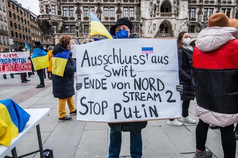 Auch diese Demonstrantin in München fordert einen Ausschluss Russlands aus Swift