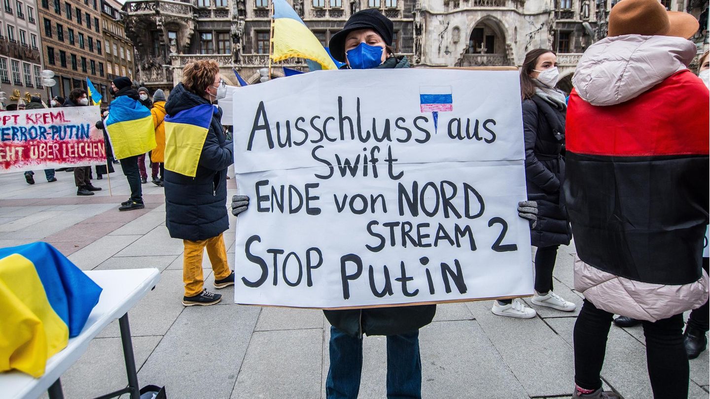 Ukraine-Krise: Auch diese Demonstrantin in München fordert einen Ausschluss Russlands aus Swift Auch diese Demonstrantin in München fordert einen Ausschluss Russlands aus Swift