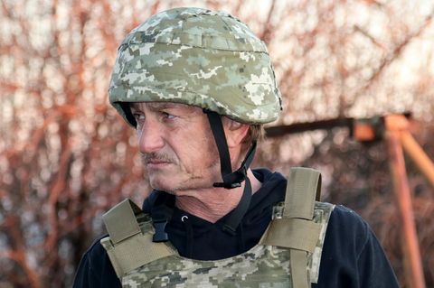 Sean Penn im Profil mit Militärhelm und Schutzkleidung