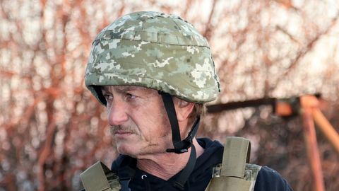 Sean Penn im Profil mit Militärhelm und Schutzkleidung