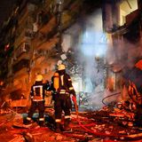 Der zweite Tag der russischen Invasion läuft, und mittlerweile erreichen uns immer mehr Bilder von den Kämpfen. In Kiew wie in vielen anderen Regionen des Landes herrschen Gewalt, Leid und Tod. Hier stehen Feuerwehrleute vor einem Gebäude in der ukrainischen Hauptstadt, das durch eine russische Rakete zerstört wurde.