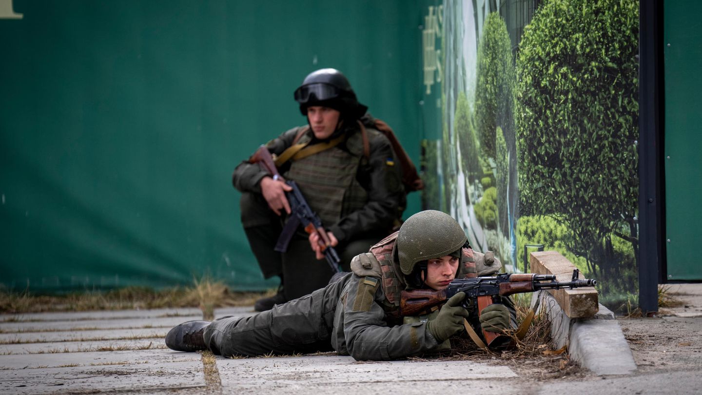 Russische Einheiten sind schnell in die Außenbezirke Kiews eingedrungen und liefern sich Gefechte mit ukrainischen Soldaten, die hier Stellung beziehen.