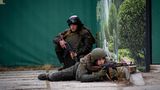 Russische Einheiten sind schnell in die Außenbezirke Kiews eingedrungen und liefern sich Gefechte mit ukrainischen Soldaten, die hier Stellung beziehen.