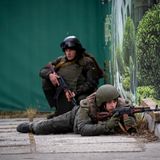 Russische Einheiten sind schnell in die Außenbezirke Kiews eingedrungen und liefern sich Gefechte mit ukrainischen Soldaten, die hier Stellung beziehen.