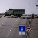 Ukrainische Soldaten sichern mit ihren bescheidenen Mitteln eine Brücke.