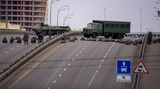 Ukrainische Soldaten sichern mit ihren bescheidenen Mitteln eine Brücke.